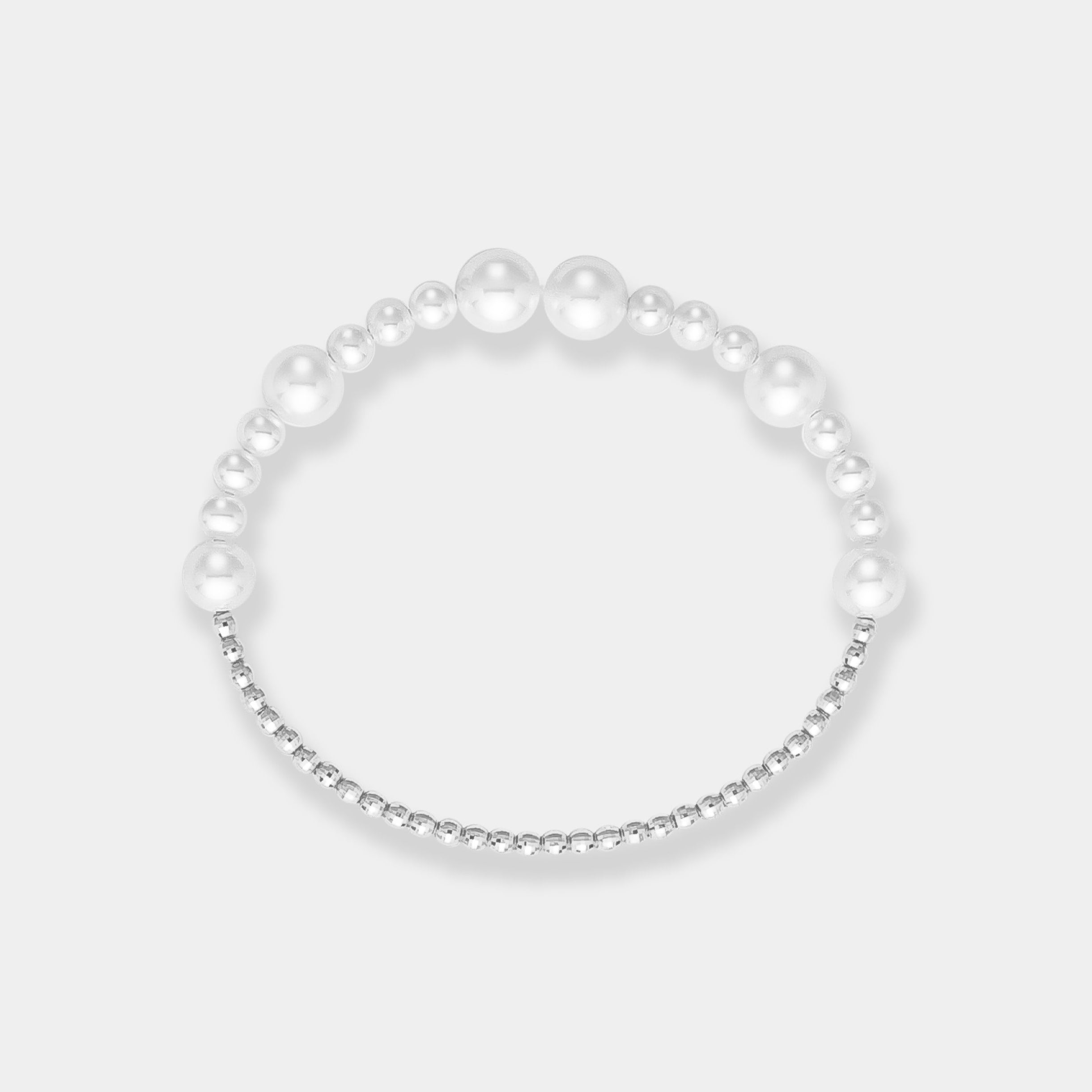 Stunning bracelet featuring white freshwater pearls and luxurious 18k white gold beads, a timeless accessory.