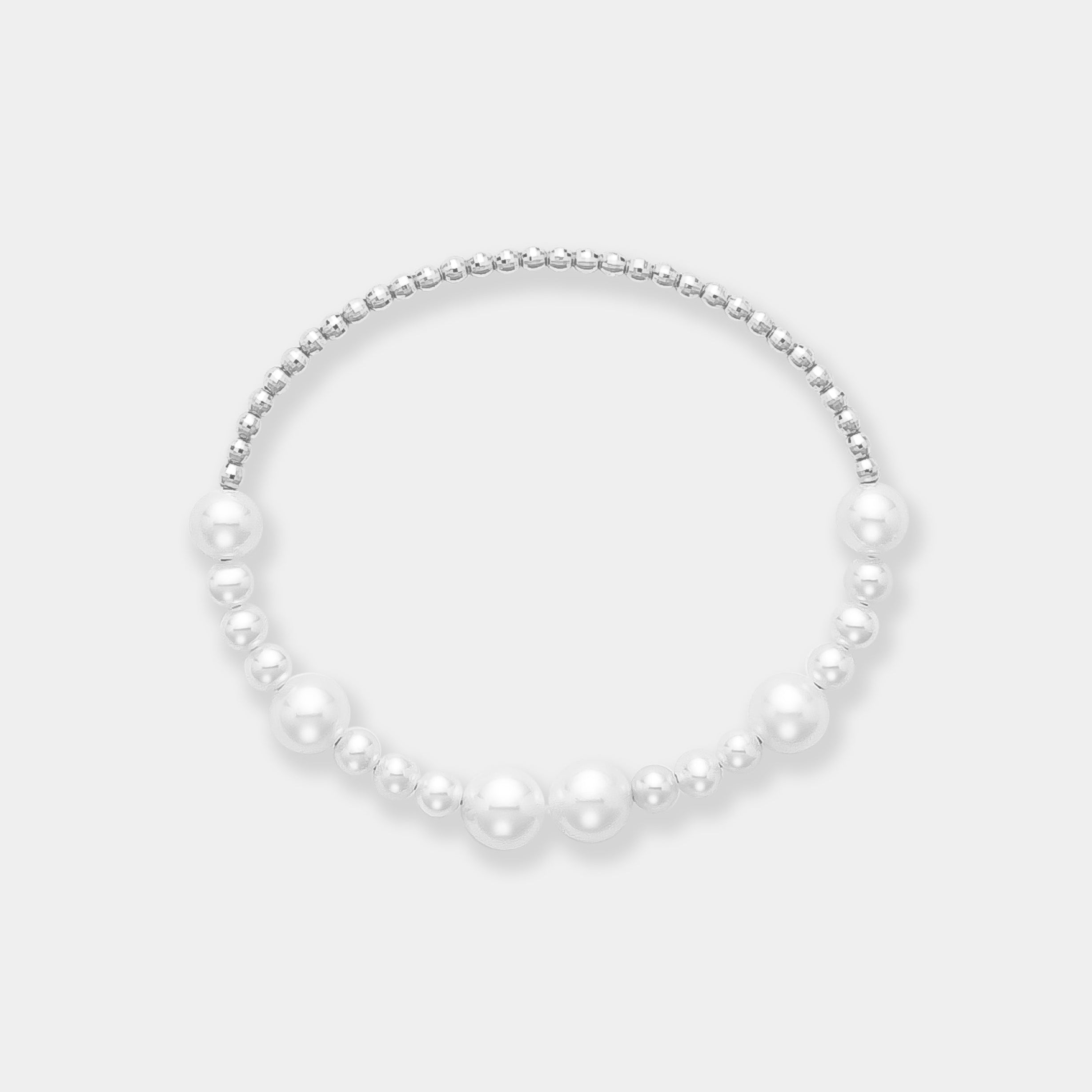 Beautiful white pearl bracelet with 18k white gold beads, combining elegance and sophistication in one piece.