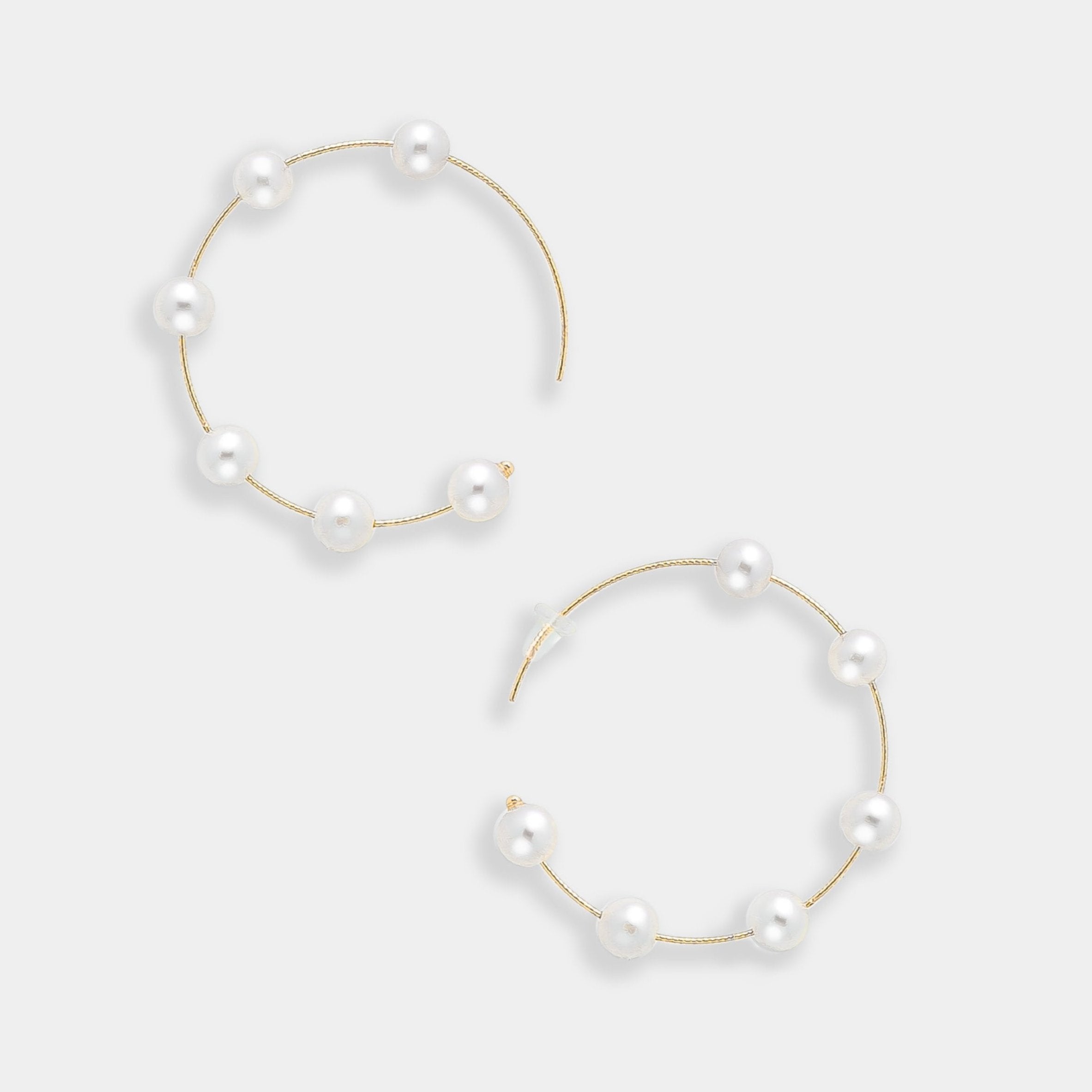 Enhance your look with these stunning gold hoop earrings featuring lustrous white pearls. A timeless accessory for every fashionista.