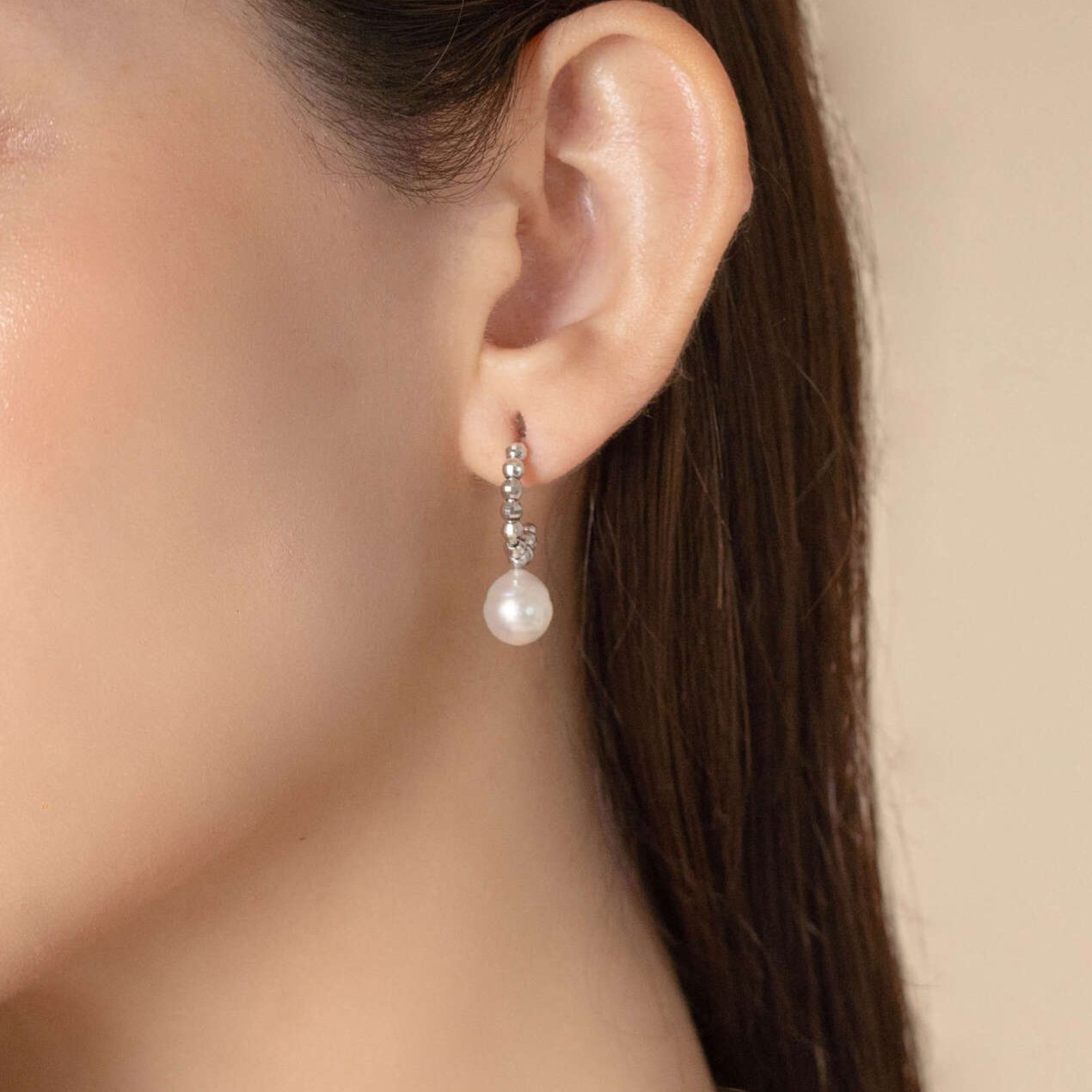 Enhance your elegance with these exquisite white pearl and white gold beads earrings. The perfect accessory for any occasion. Pearl Dot x White Gold Pierce.