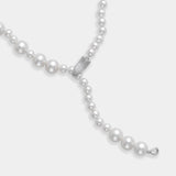 Beautiful long necklace with freshwater pearls and silver details, combining elegance and sophistication in one piece.