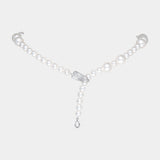 Chic freshwater pearl necklace adorned with a silver clasp, a must-have piece for a refined and stylish look.