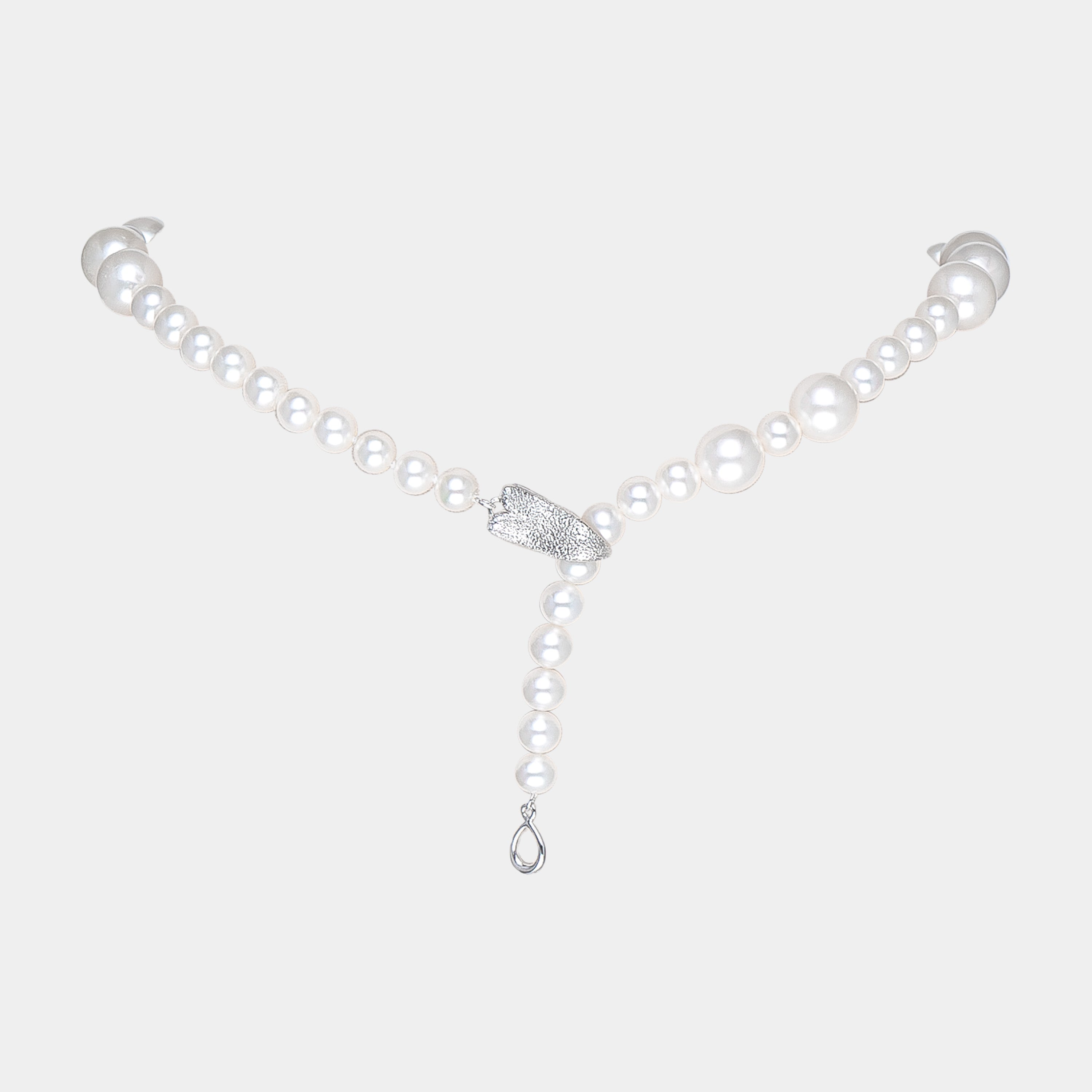 Chic freshwater pearl necklace adorned with a silver clasp, a must-have piece for a refined and stylish look.