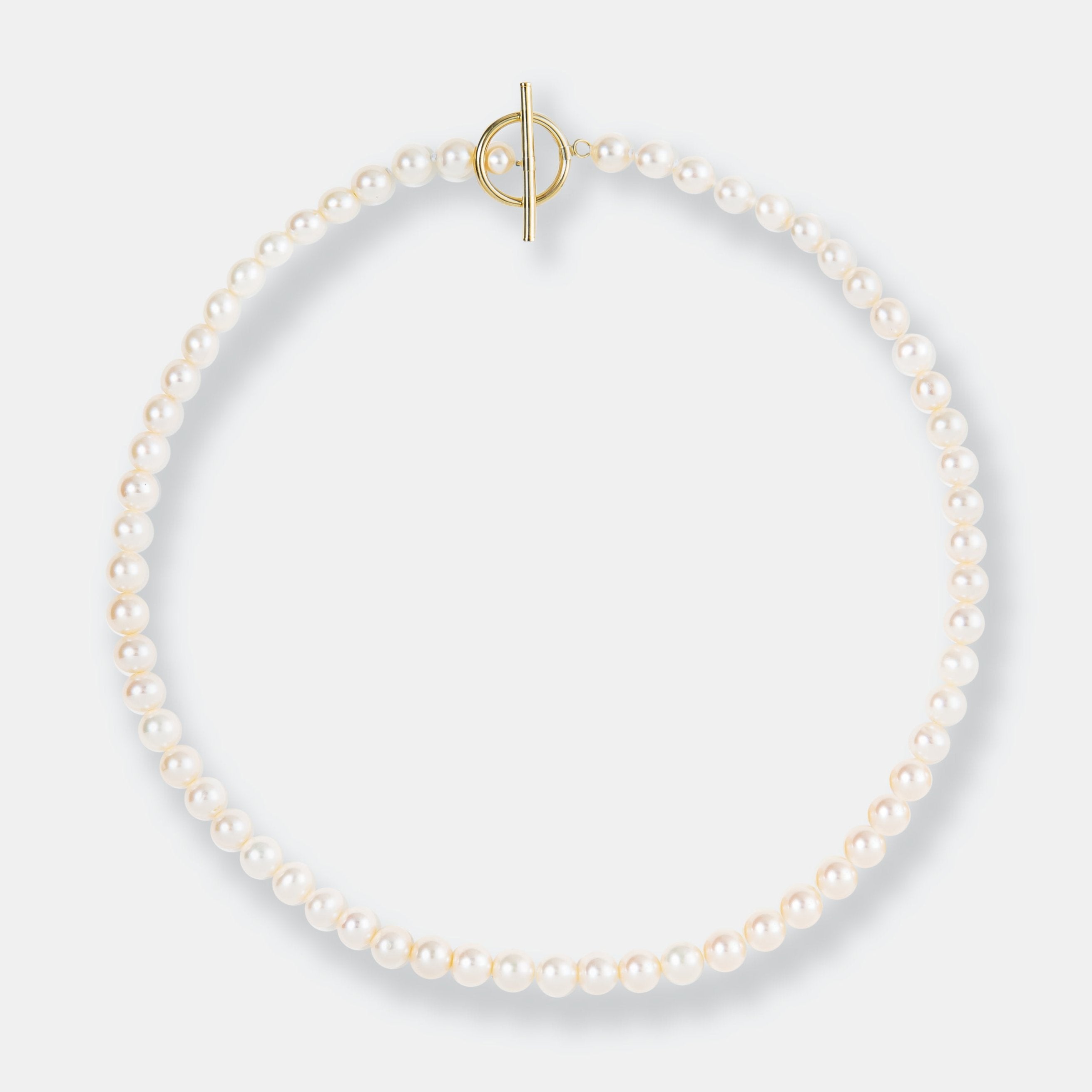 An exquisite pearl bracelet featuring a gold clasp and a delicate pearl, complementing the Mantel Pearl Necklace Short.