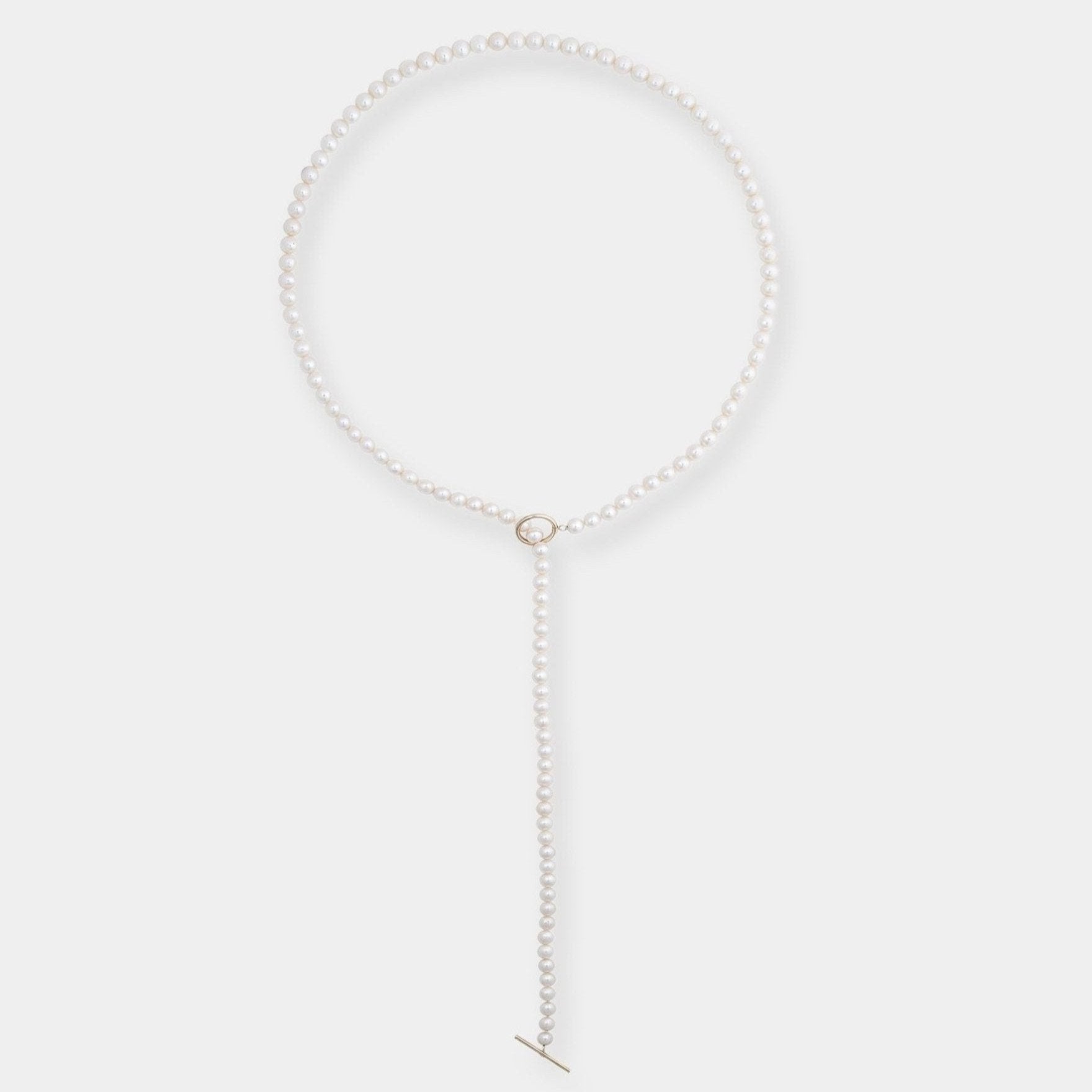 Enhance your elegance with the Mantel Pearl Necklace, featuring a stunning gold chain. A timeless accessory for any occasion.