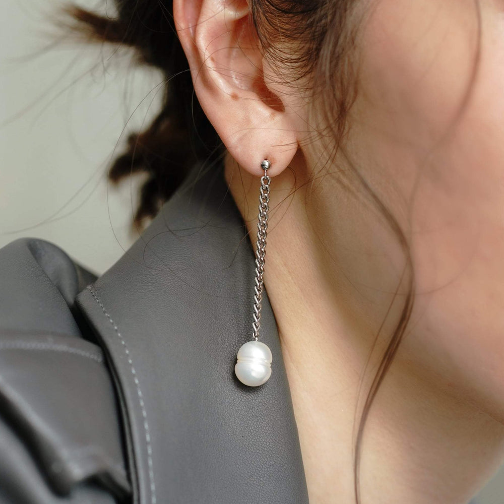 Dangling Pearl Pierce